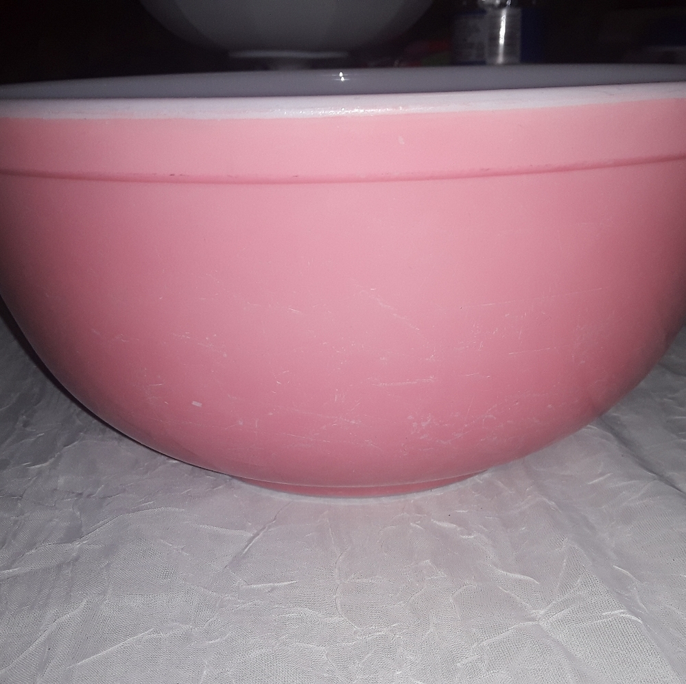 VINTAGE PINK PYREX 402 MIXING BOWL